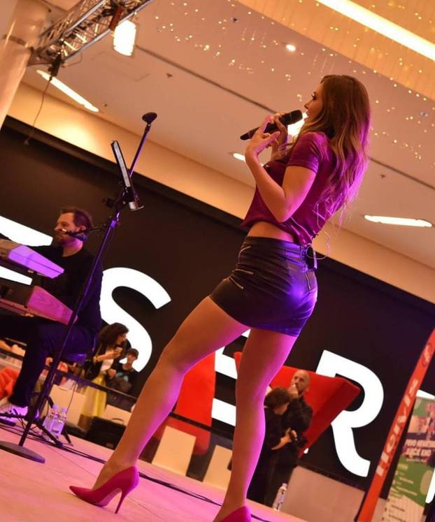 FOTO Lille bujnim dekolteom raspametila fanove: Poslala im je vrlo sočnu poruku iz studija