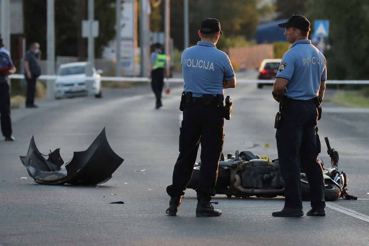 Vozačica neoprezno skretala, a mladić (25) na motociklu bez dozvole pretjecao cijelu kolonu