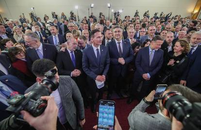 HDZ-ova priredba u stožeru: 'Smijte se, budite veseli...'
