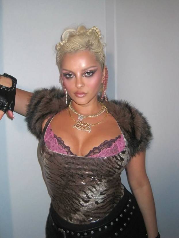 FOTO Golišava izdanja postala su joj zaštitni znak: Bebe Rexha ne boji se pokazati obline