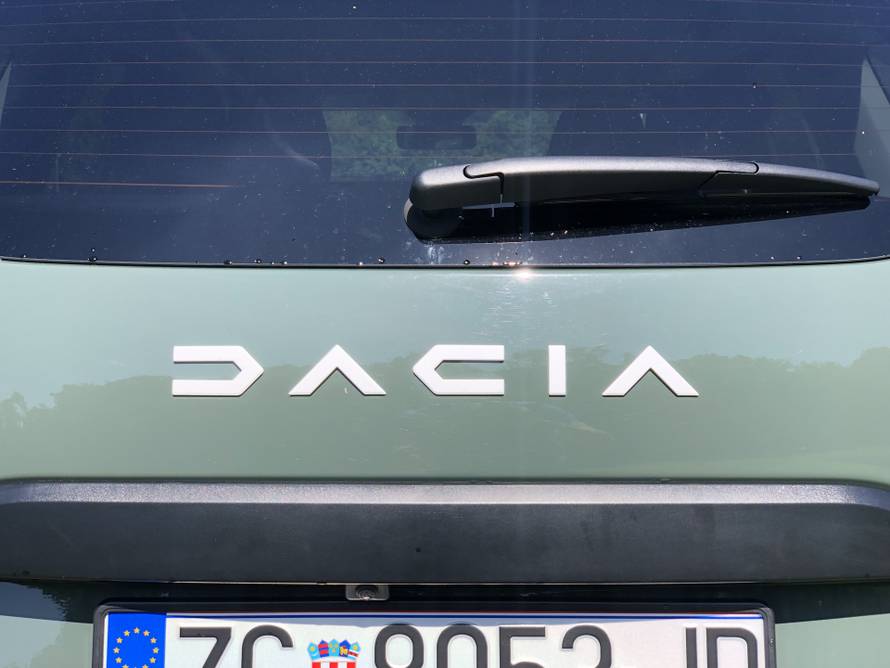 Dacia Duster na testu: Ovaj auto s razlogom je prodajni hit, a može biti i solidan terenac