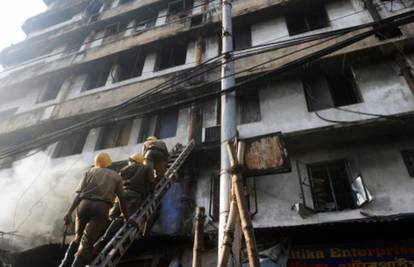 U požaru trgovačkog centra u Indiji stradalo najmanje 18 ljudi