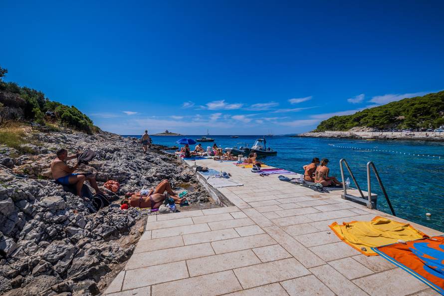 Otočić Pokonji Dol obiđe se u samo 600 koraka, a na njemu ponosno stoji svjetionik iz 1872.