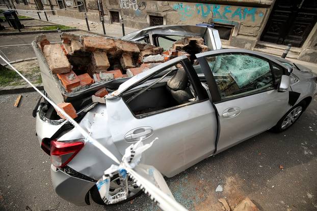Zagreb: Nakon ju?erašnjeg potresa po gradu su još uvijek razbijeni automobili 