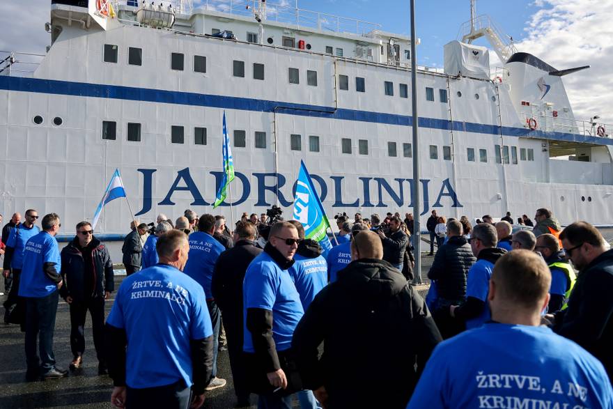 U Zadru održan prosvjed podrške pomorcima Jadrolinije protiv kojih je pokrenuta istraga