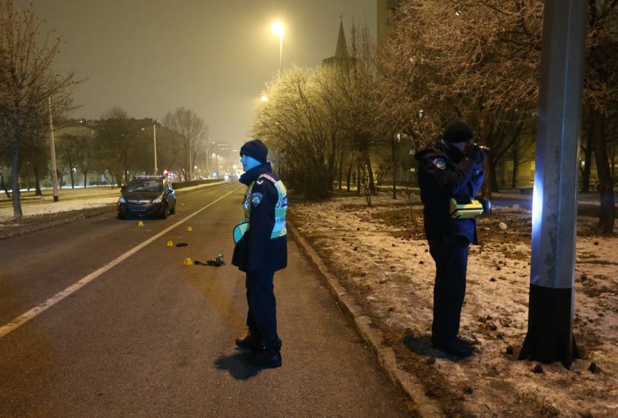 Teška nesreća: Auto naletio na policajce dok su radili očevid