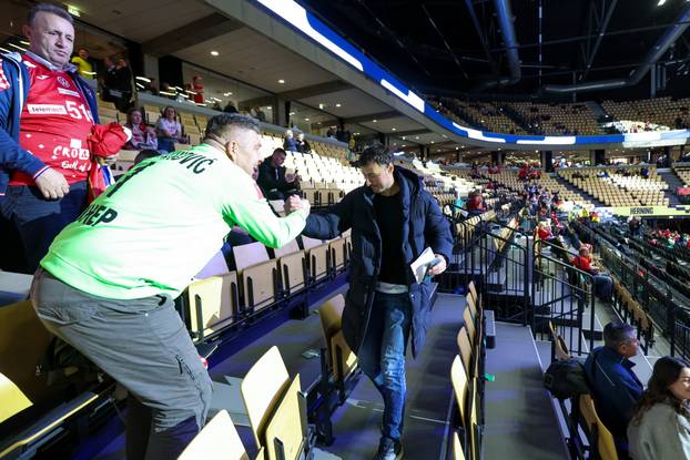 Herning: Domagoj Duvnjak fotografirao se s navijačima uoči utakmice Hrvatska i Njemačka u polufinalu EHF Europskog prvenstva