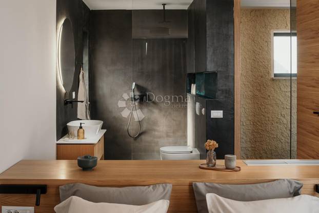 FOTO Nikad viđeno! Prodaje se vila na Šolti. Stoljetna maslina vam raste kraj kauča. Evo cijene