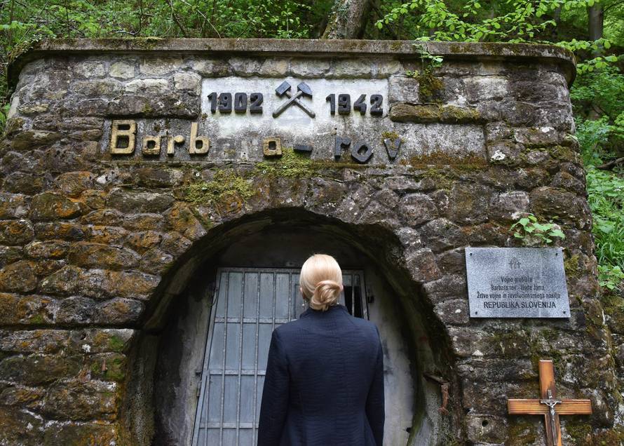 Prvo slavi ustaše kao borce za slobodu. Onda slavi antifašiste