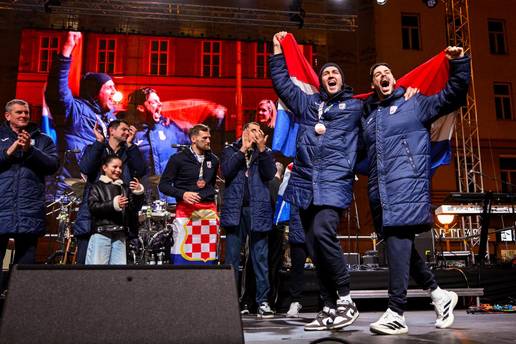 Ispunjeni Trg do&ccaron;ekao bron&ccaron;ane junake, slavili su uz Thompsona