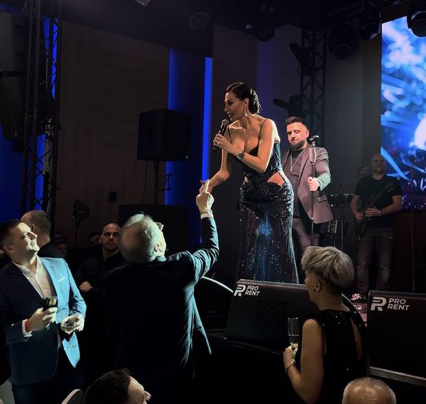 FOTO Evo kako bjegunac Mamić trga košulju, ljubi ruku udovici zločinca i bogato kiti tamburaše