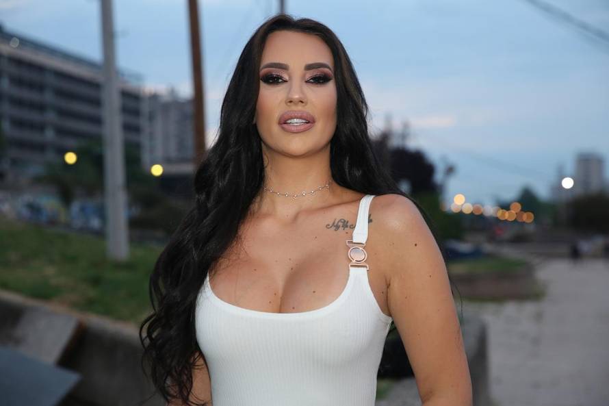 Singer Katartina Grujic is celebrating her 28th birthday on the raft Komodo bar-restaurant.