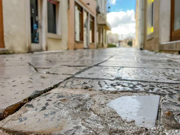 Zadar: Običnom keramičkom pločicom zakrpana rupa na staroj kamenoj ploči u centru grada