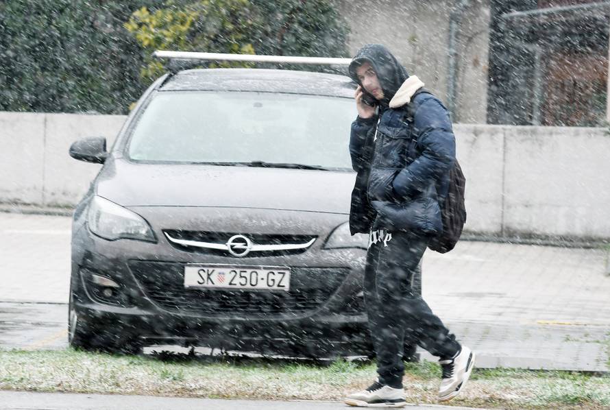 Gusti snijeg pada u Sisku