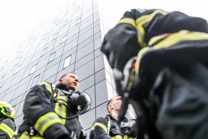 Zagreb: Vatrogasci pod punom opremom pretrčali 666 stepenica u humanitarne svrhe