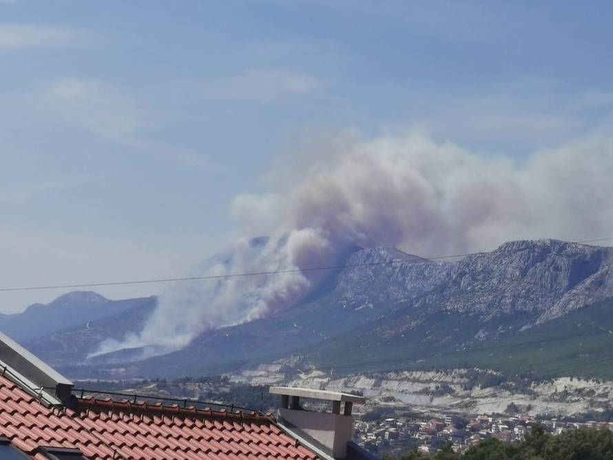 Četiri kanadera gase požar na Kozjaku: 'Gadno je, ovo ćemo gasiti sigurno dva dana...'