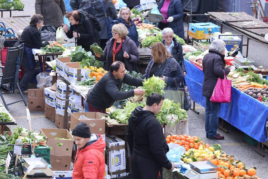 Zagreb: Topli i sunčani petak doveo veliki broj kupaca na standove Dolca Pod zidom i na Splavnici
