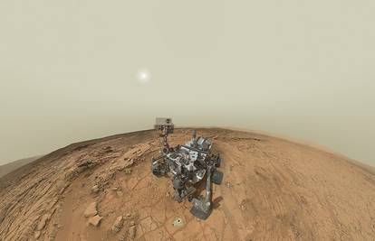 Autoportret rovera na Marsu kao da je slikao turist u prolazu