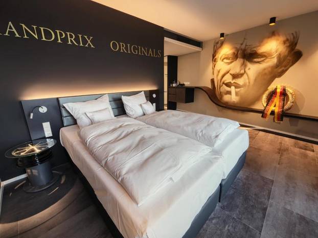 FOTO Jedinstveni hotel za ljubitelje auta: Noć provodite u preuređenim vozilima