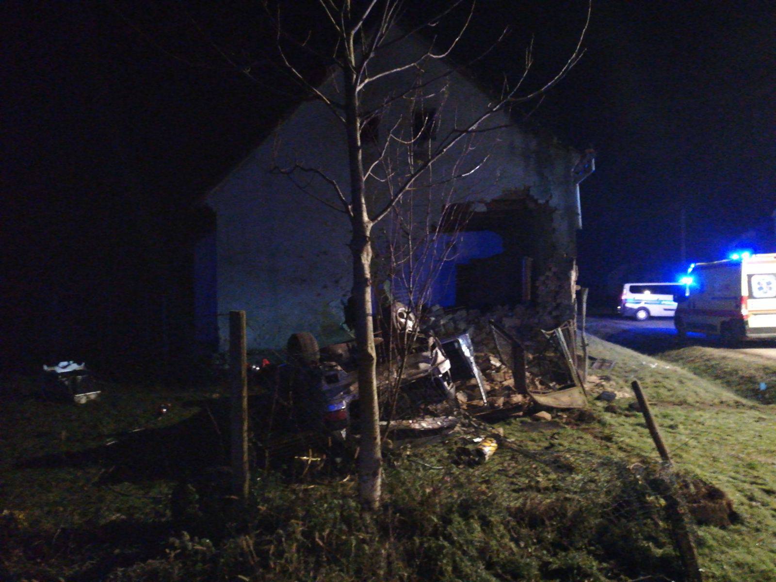 Autom proletjeli kroz zid kuće: Jedan mrtav, dvoje ozlijeđenih