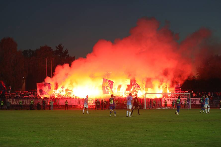 Vinkovci: Torcida bakljama gađala navijače Cibalije