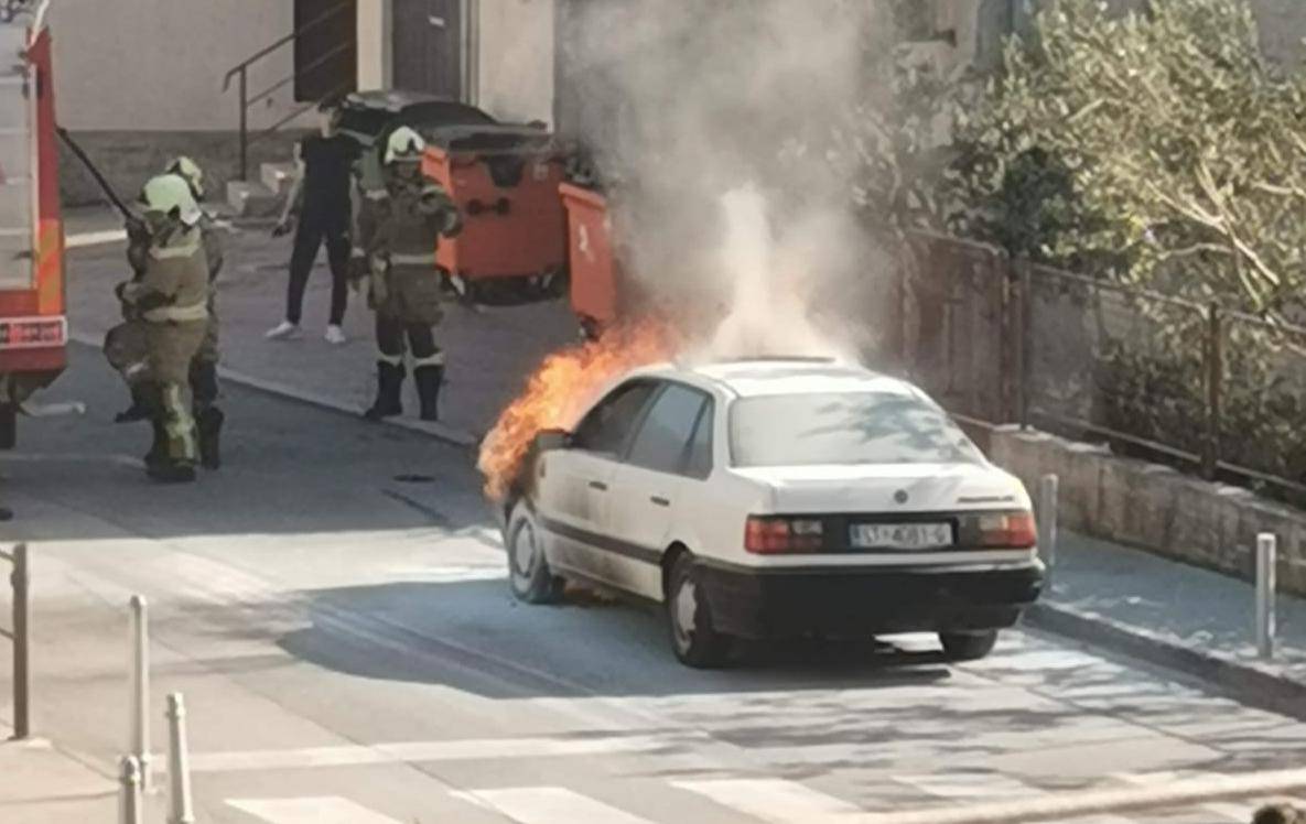 Video: Auto se zapalio u vožnji u Splitu, vozač je uspio izaći