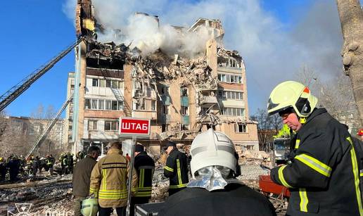 Ovo su zgrade koju su pogodili Rusi u Ternopilju. Ubili su 20 civila. Među mrtvima 2 djece.