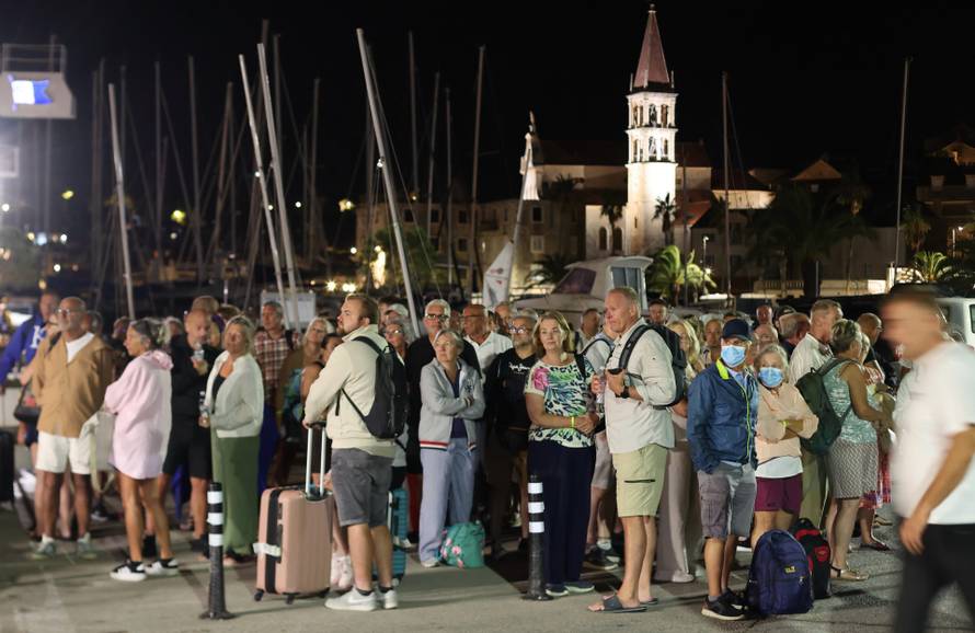 Milna: Zbog požara turisti proveli noć na rivi