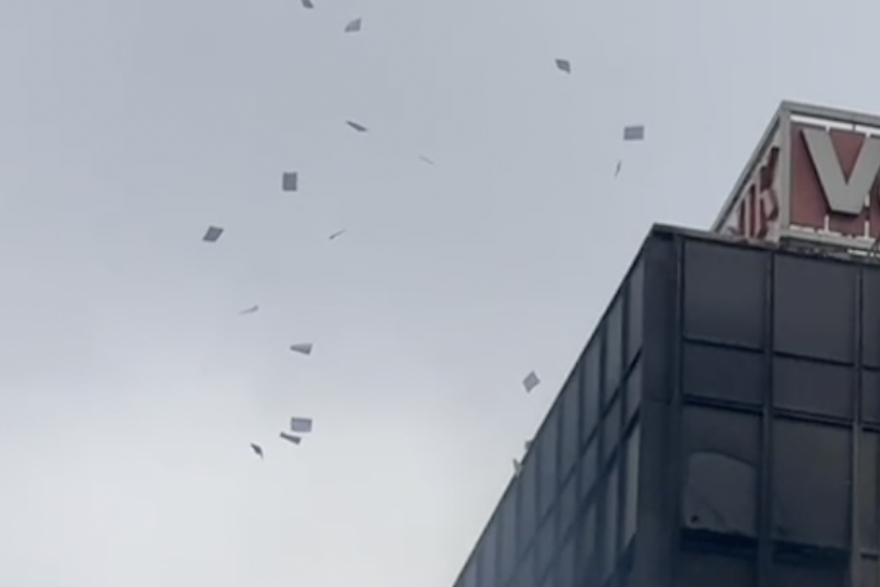 Papiri lete iz zgrade