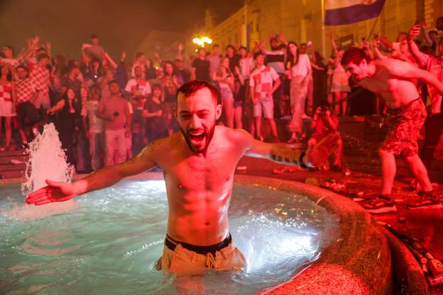 Zagreb: Slavlje navijača na trgu nakon pobjede Hrvatske