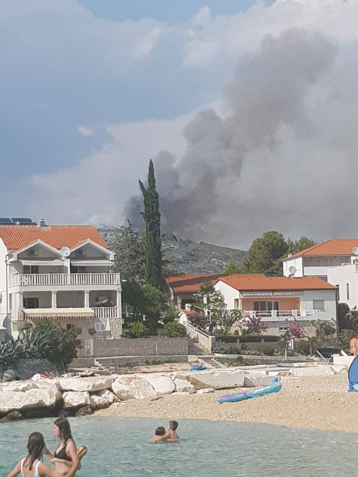 Veliki požar u Dalmaciji: Gorilo je od Primoštena do Rogoznice