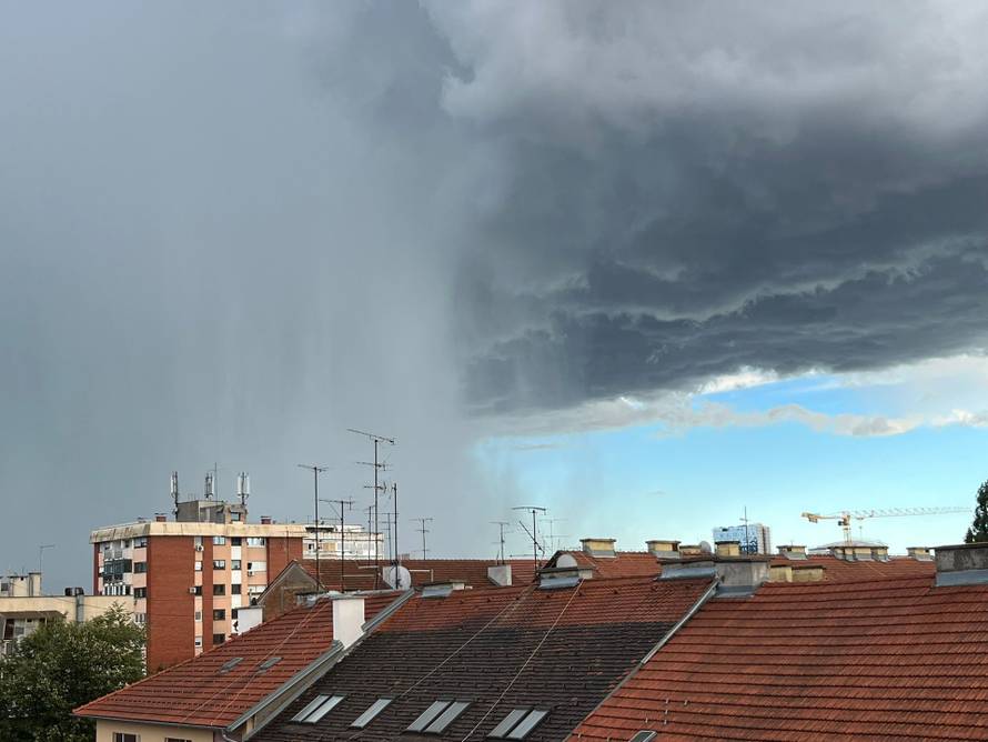 Nevjerojatna fotografija iznad Zagreba: Kao da je netko na nebu povukao ravnu crtu