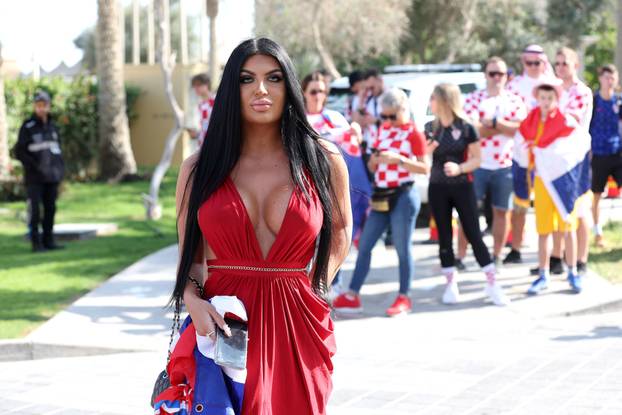 KATAR 2022 - Magdalena Keškić u društvu navijača Hrvatske