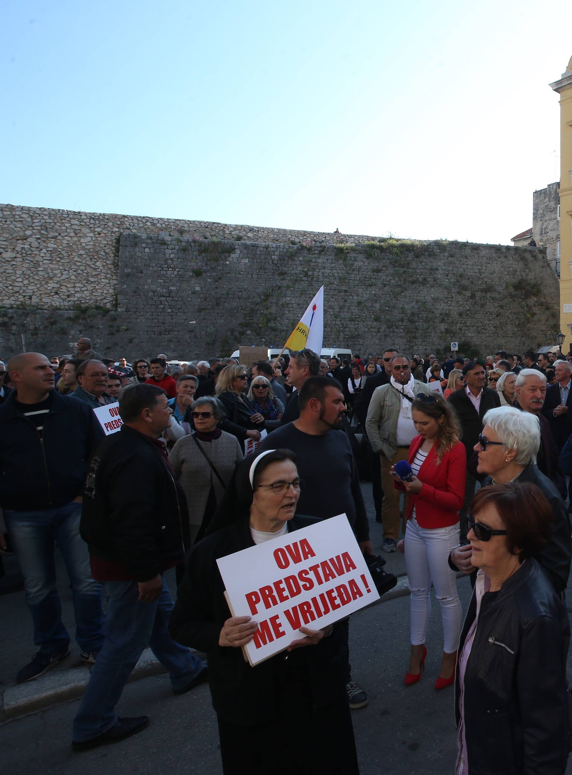 Policija izbacila HSP-ovce koji su ometali Frljićevu predstavu