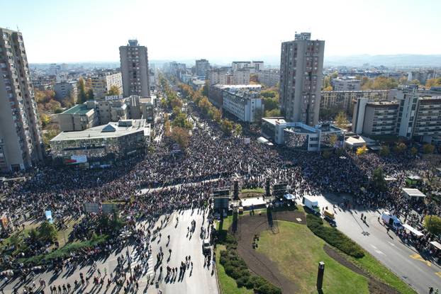 Novi Sad: Pogled iz zraka na tisuće okupljenih za 16 osoba poginulih u nesreći