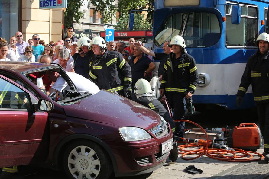 Ozlijeđene su dvije trudnice: U Osijeku tramvaj naletio na auto