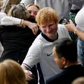 VIDEO Ed Sheeran Englezima je zasvirao u kampu, navijači su u čudu: 'Zar nisu dovoljno patili?'