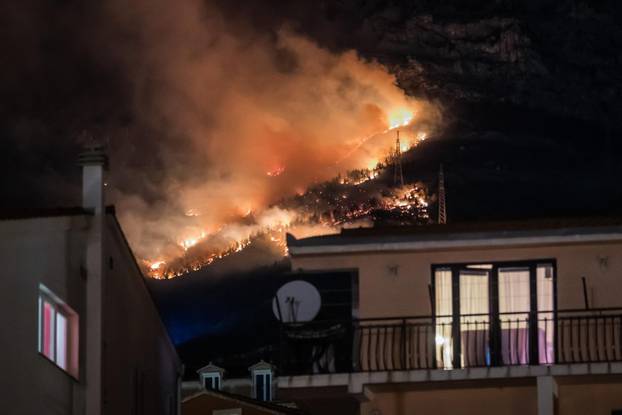 Solin: Šumski požar tijekom večeri buknuo je iznad Solina