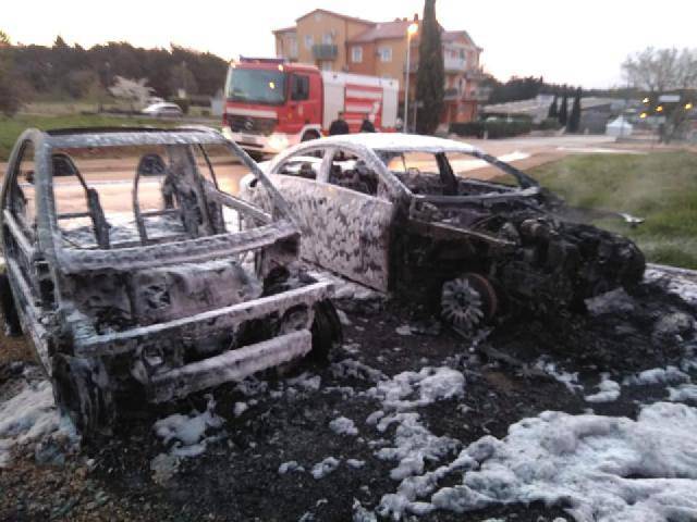 Izgorjela su dva auta: Planuo je Mercedes, a nakon njega Smart