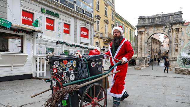 Pula: Čistać ulica odjeven u Djeda Božićnjaka razveselio prolaznike