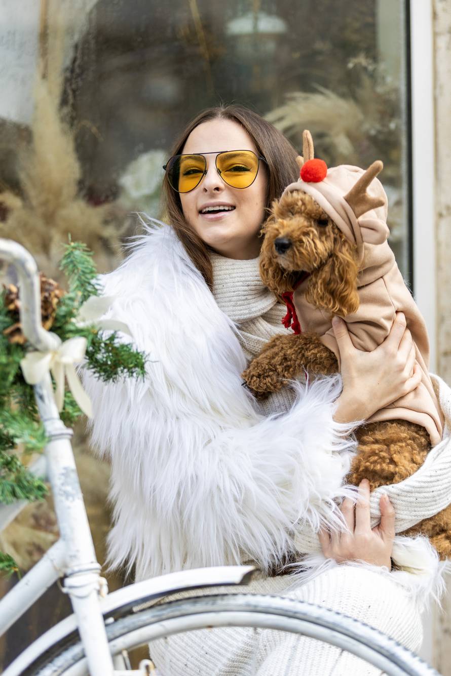 24sata: Pula: Pas pozira ispred cvjećarnice i glumi soba