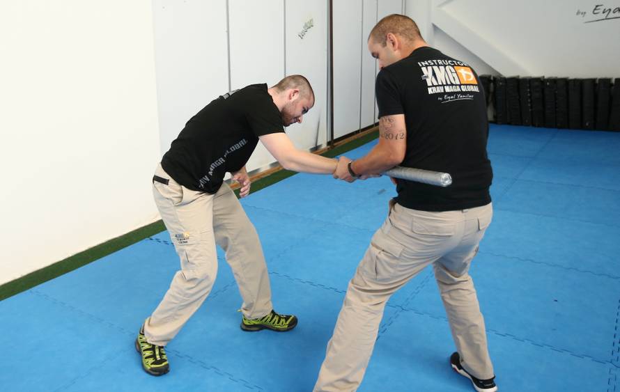 Naučite se spasiti od napada palicom, nožem i pištoljem!