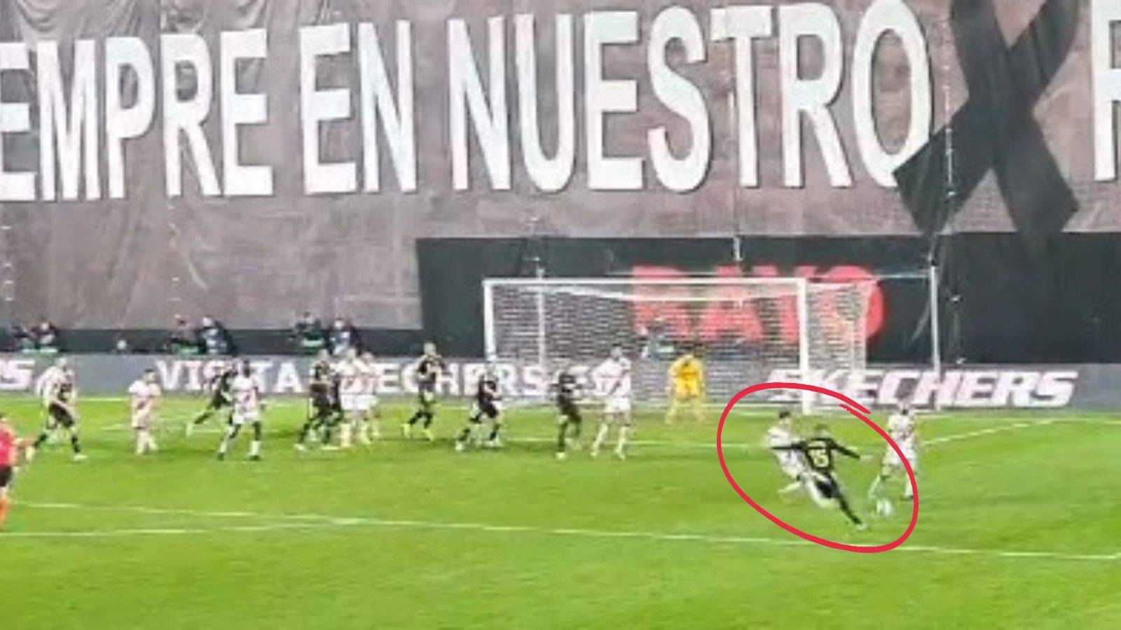 VIDEO Realova zvijezda gađala gol, a pogodila dnevni boravak