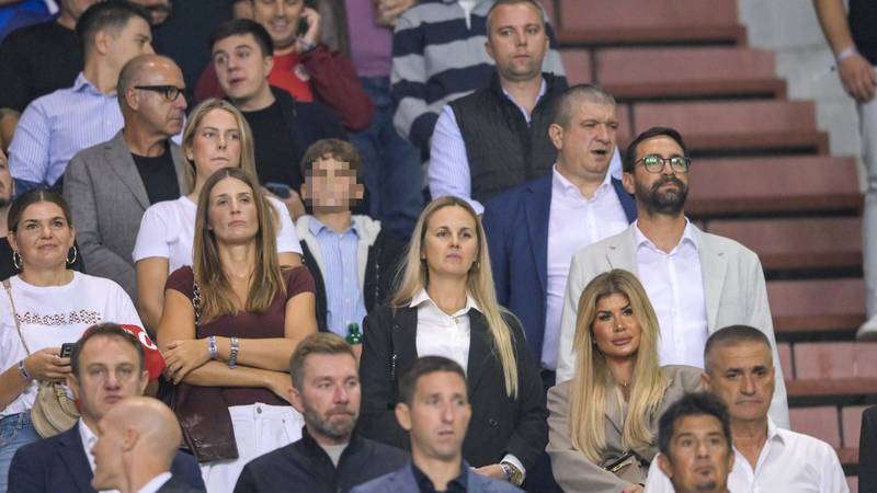 Nika Perenčević i Alana Bilić na Poljudu: Kustićeva supruga i Bilićeva kći bodrile 'vatrene'