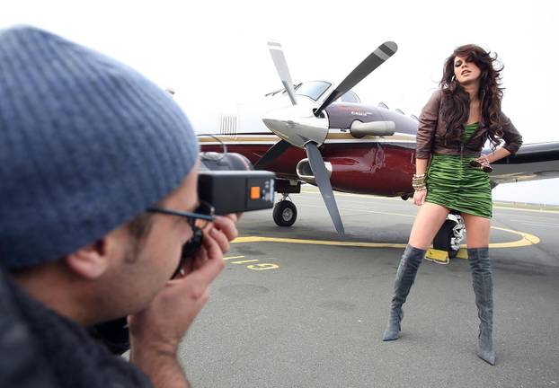 ARHIVA - 2008. Zagreb: Aleksandra Grdi? na aerodromu Pleso pozira za kalendar Fly bara