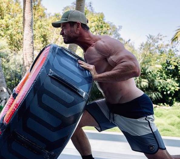 Hemsworth je objavio video na kojem boksa pa pokazao mišiće