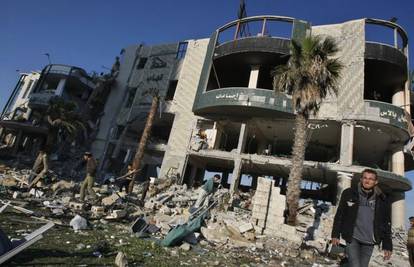 Izrael nastavio raketirati Gazu; tenkovima ruše kuće