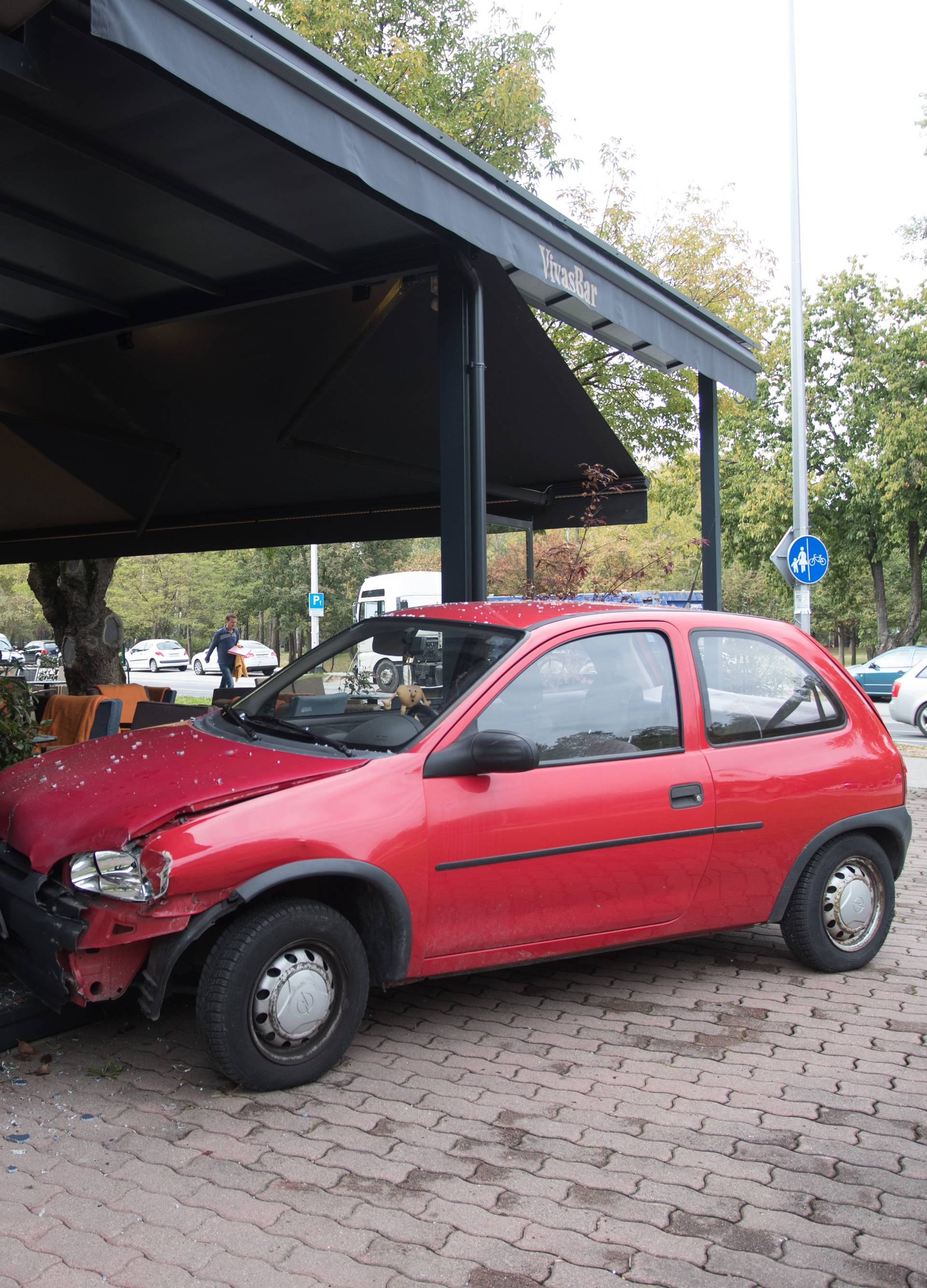 Zagreb: VozaÄica se automobilom zabila u kafiÄ kod Bundeka