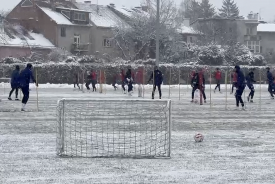 Maksimirske snje&zcaron;ne radosti. Igra&ccaron;i se grudali, par hrabrih trenira u kratkom dresu