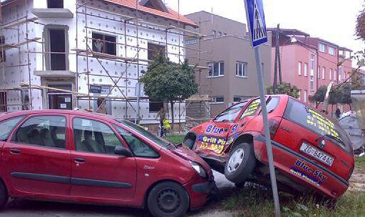 Sudarili se pa se Corsa popela na haubu Citroena